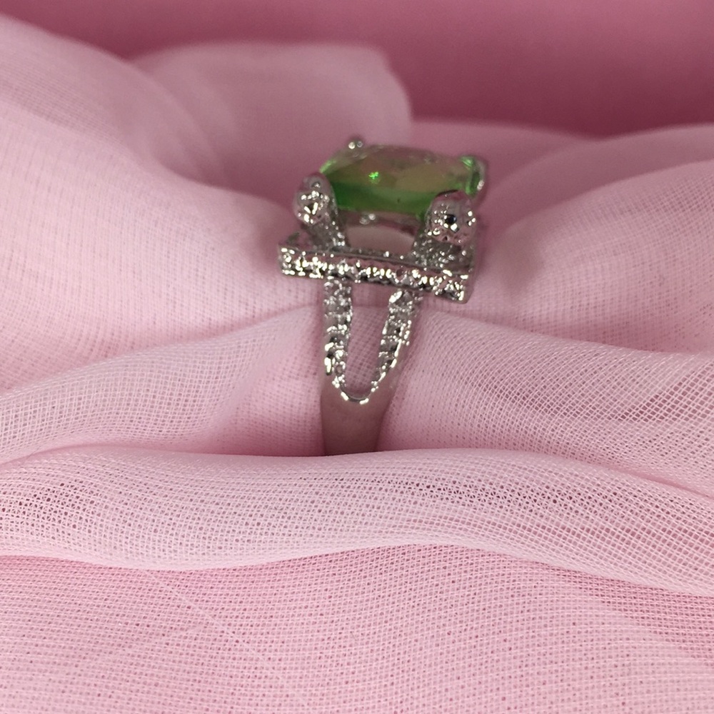 SILVER TONE RING WITH SQUARE GREEN GEMSTONE - Picture 7 of 7